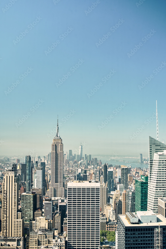 Fototapeta premium Fragmentos de arquitectura moderna y contemporánea en la gran ciudad de New York, con geometría, repeticiones, estructuras y composición arquitectónica