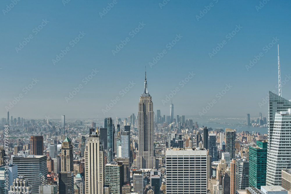 Fototapeta premium Fragmentos de arquitectura moderna y contemporánea en la gran ciudad de New York, con geometría, repeticiones, estructuras y composición arquitectónica