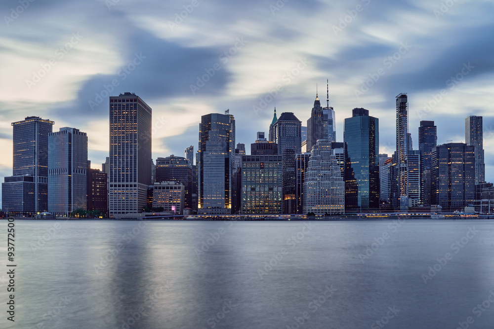 Fototapeta premium Fragmentos de arquitectura moderna y contemporánea en la gran ciudad de New York, con geometría, repeticiones, estructuras y composición arquitectónica