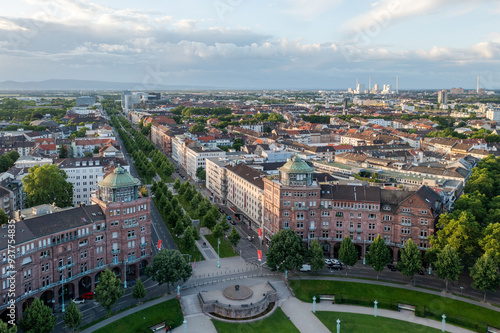 Majestätischer Blick über Mannheim: Der Wasserturm und die Friedrichsplatz-Allee im Abendlicht