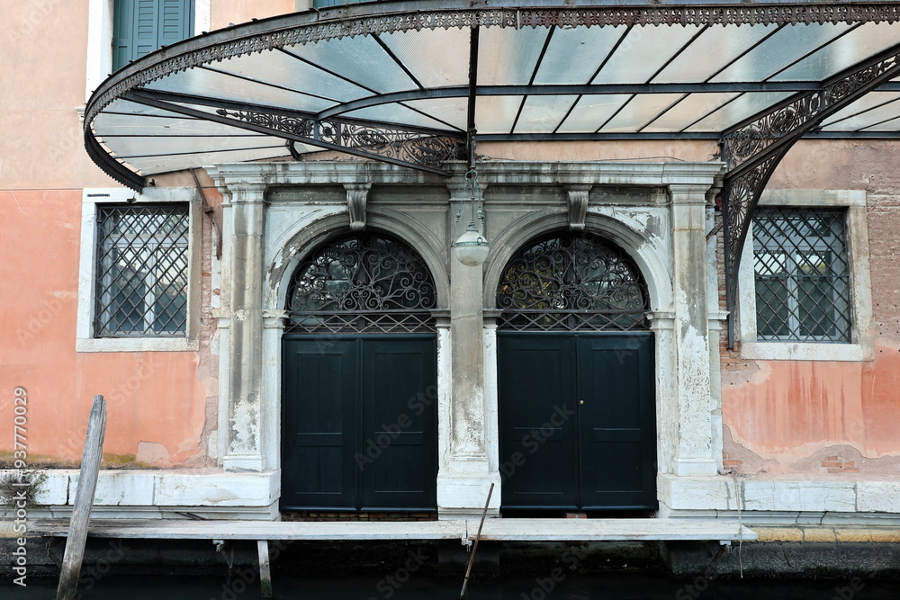 Obraz premium Hauseingang mit Jugendstildach in Venedig
