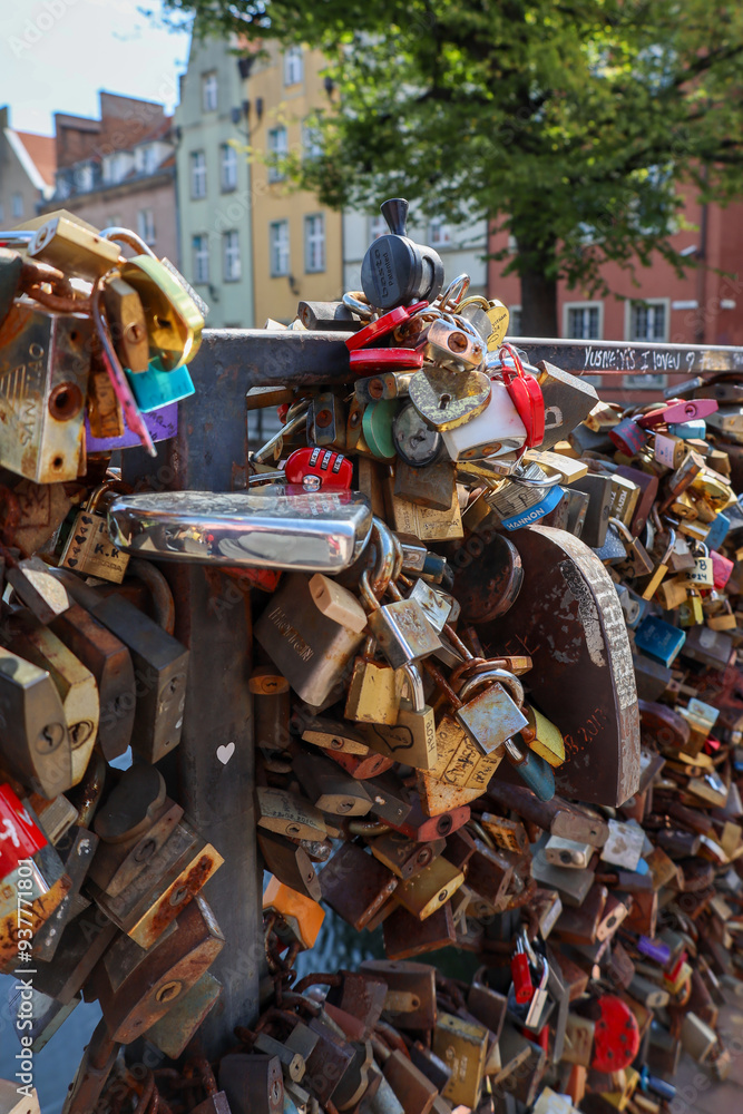 Fototapeta premium Kłódki symbol miłości. Mostek miłości Gdańsk lato