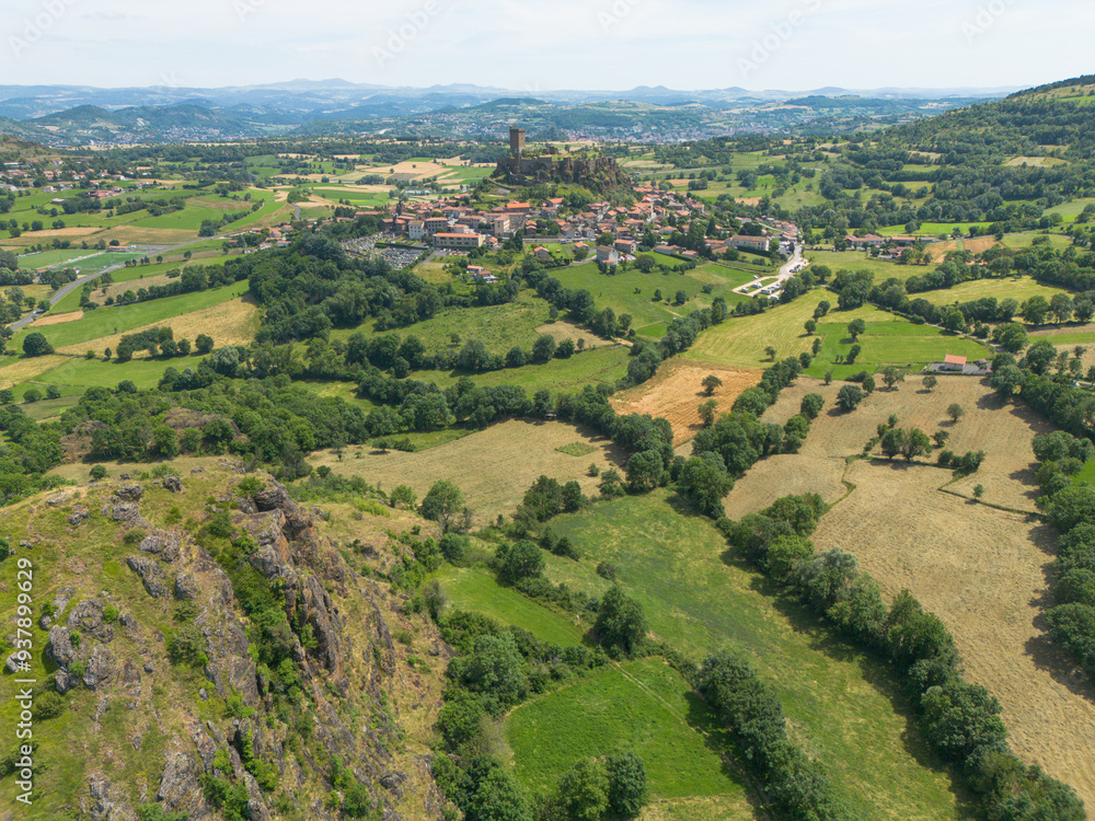 aérienne sur Polignac, commune française située dans le département de la Haute-Loire en région Auvergne-Rhône-Alpes. Elle fait partie de l'association Les Plus Beaux Villages de France. aérienne sur Polignac, commune française située dans le département de la Haute-Loire en région Auvergne-Rhône-Alpes. Elle fait partie de l'association Les Plus Beaux Villages de France.