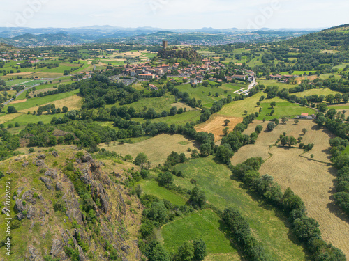  aérienne sur Polignac, commune française située dans le département de la Haute-Loire en région Auvergne-Rhône-Alpes. Elle fait partie de l'association Les Plus Beaux Villages de France.