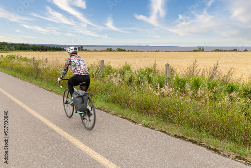 Photos Femme cycliste sur la véloroute des Bleuets
