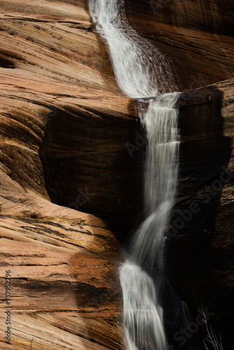 Obraz na płótnie Snow Melt Creek Cascades Down Sandstone In Zion w salonie