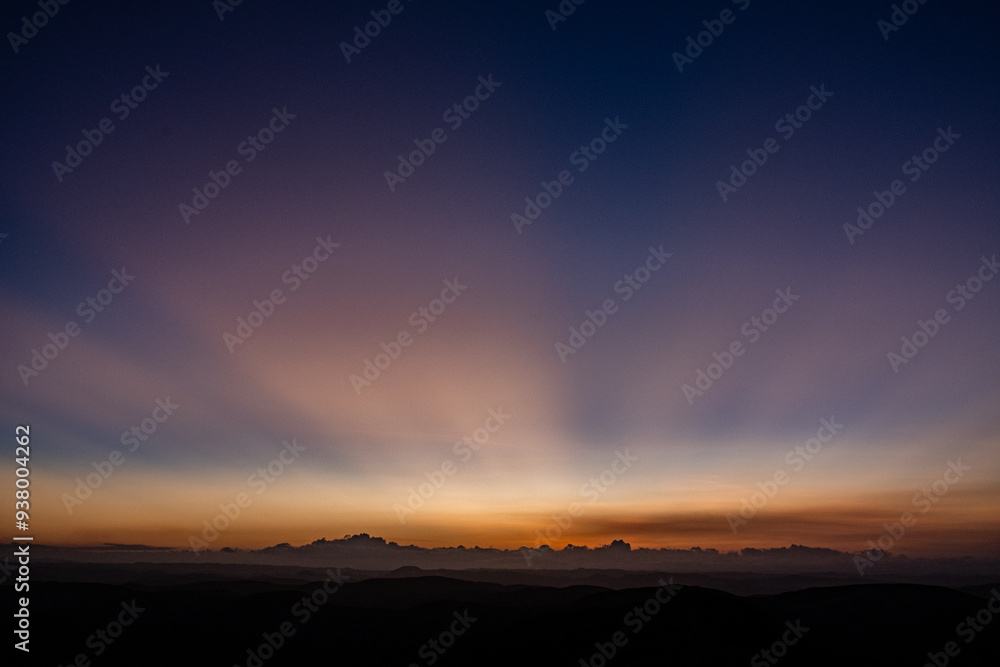 地平線に太陽が沈んでいく夕方の空 地平線に太陽が沈んでいく夕方の空
