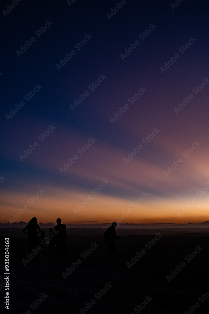 夕陽が沈むグラデーションの空と人のシルエット 夕陽が沈むグラデーションの空と人のシルエット