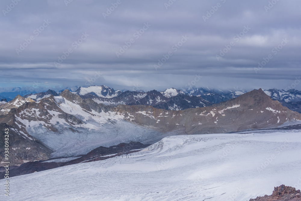 Φωτογραφία view of the high mountains above the clouds from the glacier on the slope of Mou