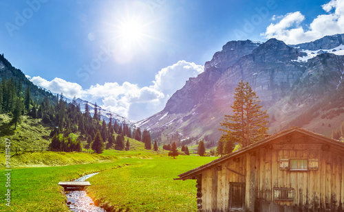 Schöne Schweizer Landschaft mit almhütte im Frühling
