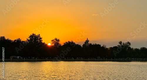 Obraz na płótnie Beautiful sunset with golden sky in front of a lake in Madrid, Spain w salonie