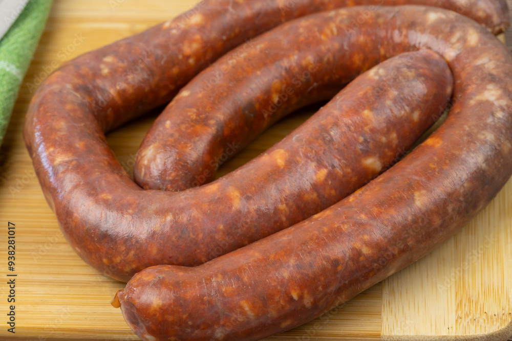 saucisse chorizo crue, en gros plan, sur une planche à découper saucisse chorizo crue, en gros plan, sur une planche à découper