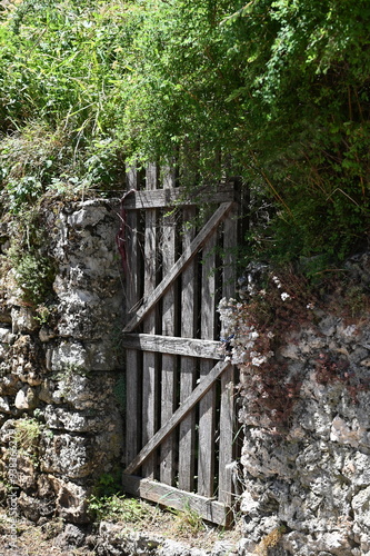 Un cancello di legno