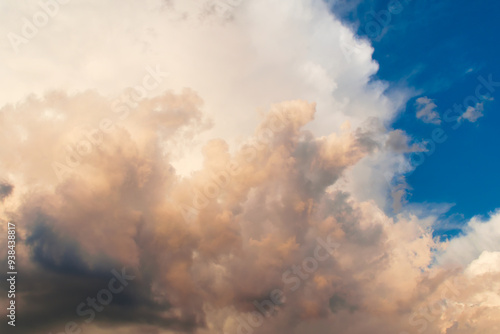 Obraz na płótnie Evening sky with cumulus clouds w salonie