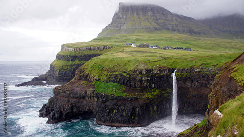 Wasserfall Múlafossur bei Gásadalur mit Árnafjall im Hintergrund photo