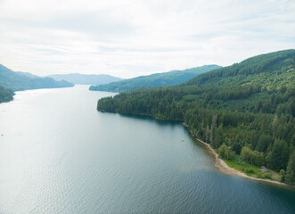 Crédence de cuisine Camping A beautiful lake with a forest in the background  © Anton