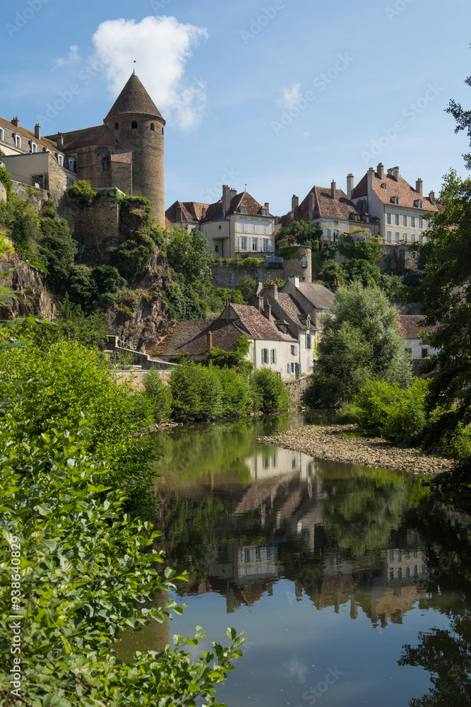 Fototapeta premium vieux pont en pierre sur l'Armançon appelé pont Pinard sous les fortifications médiévales de la ville de Semur-en-Auxois en Bourgogne