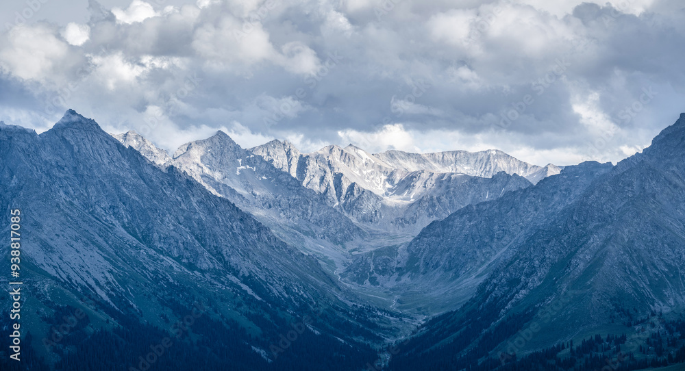 Viewing the Tianshan Mountains from the highest point of Karajun Viewing the Tianshan Mountains from the highest point of Karajun