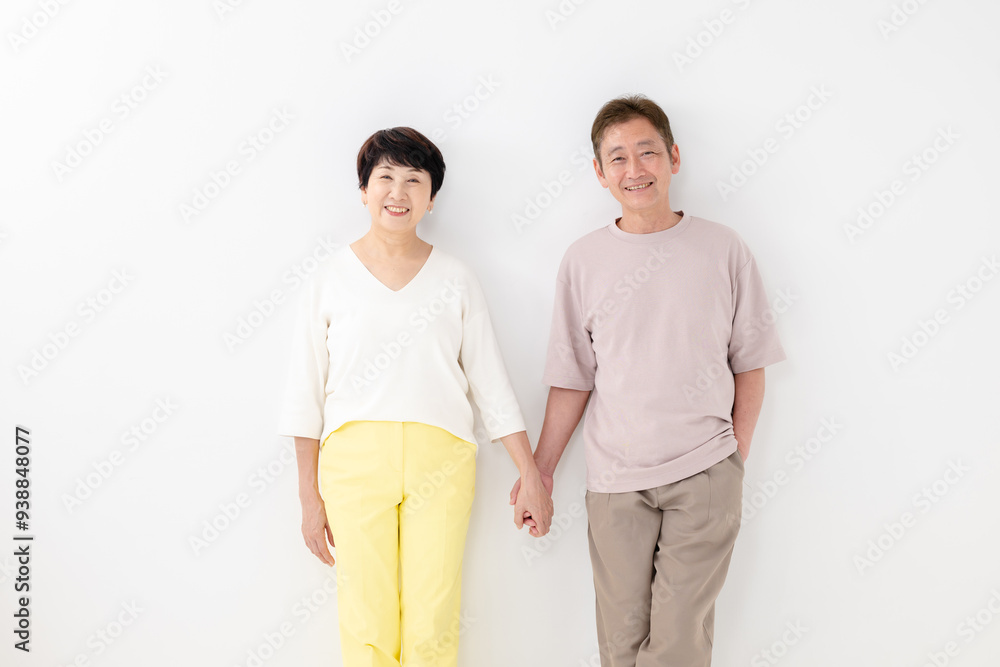 手を繋ぐシニア夫婦 手を繋ぐシニア夫婦