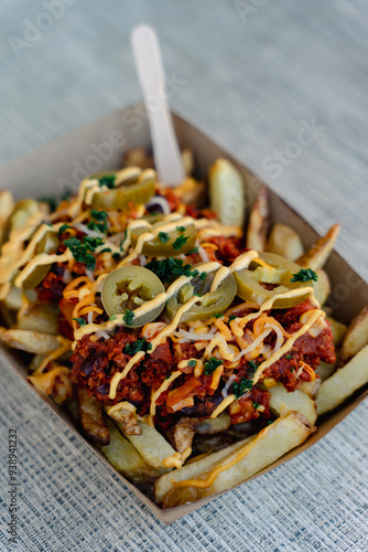 Pommesgericht mit Bolognese und einer Käsesauce