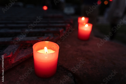 Brennende Kerzen und Teelichter auf einer Steinmauer