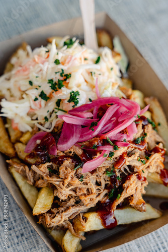 Pommes Frittes mit Coleslaw und Pulled Pork