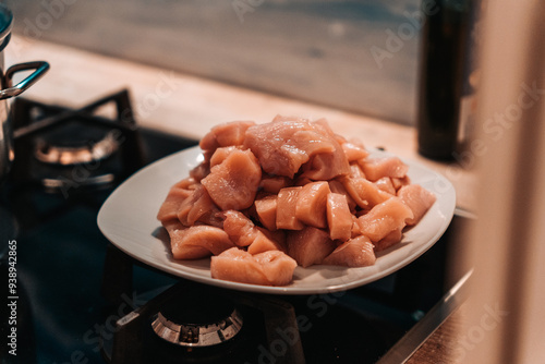 Teller mit Hähnchenfleisch in Würfel geschnitten