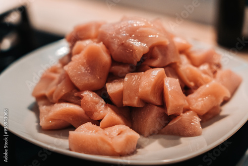 Teller mit Hähnchenfleisch in Würfel geschnitten, Close Up