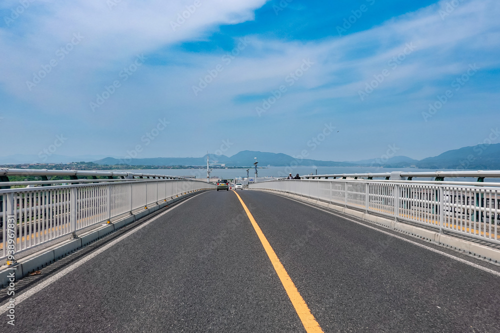 Fototapeta premium ベタ踏み坂で知られる江島大橋（鳥取県境港市・島根県松江市）