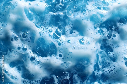 Abstrakte bunte und blaue Schaumblasen auf Wasseroberfläche