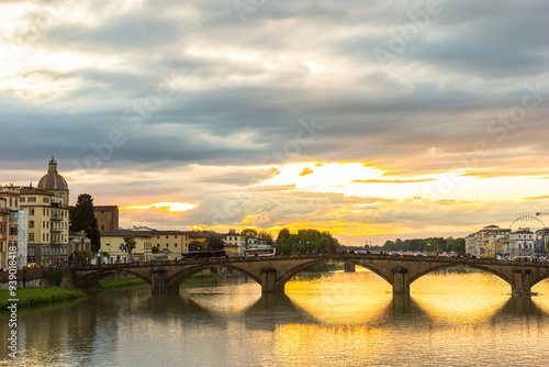 Obraz na płótnie Colorful sunset over historic bridges in Florence, Italy w salonie