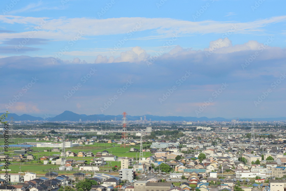 Fototapeta premium 岐阜県大垣市金生山からみた濃尾平野と街並みと雲