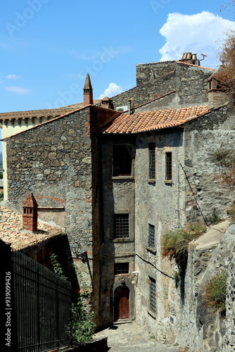 Schmale Gasse zur Burg in Bolsena photo