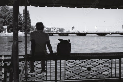 Homme sur le bord de l'eau