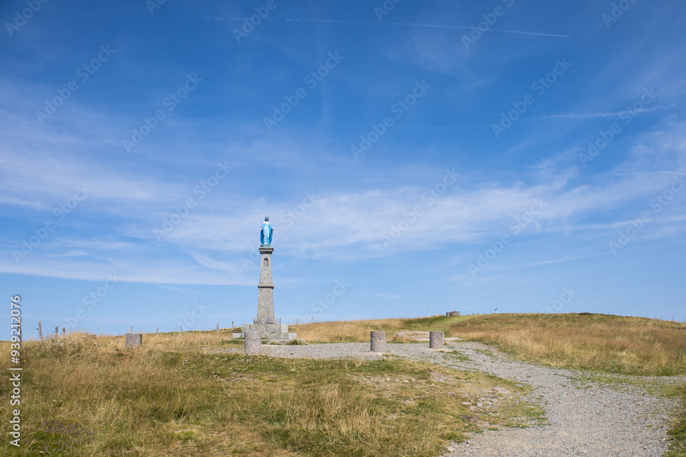 Statue de la Vierge Notre-Dame-du-Ballon, au sommet du ballon d'Alsace à Sewen dans le Haut-Rhin. Statue de la Vierge Notre-Dame-du-Ballon, au sommet du ballon d'Alsace à Sewen dans le Haut-Rhin.