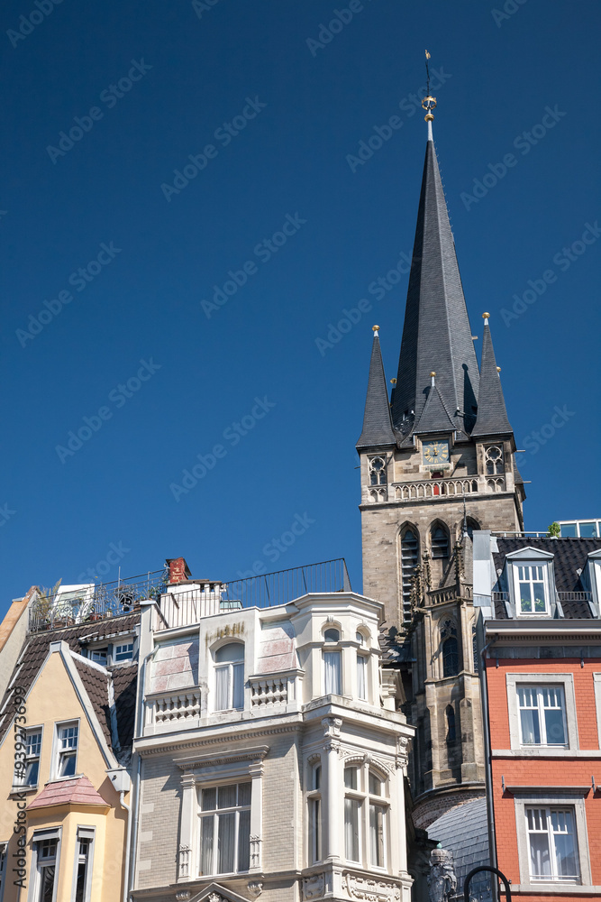 Obraz premium Aachen cathedral behind houses, Germany