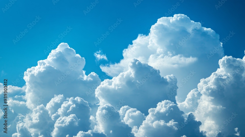 Naklejka premium Majestic Clouds Filling the Vast Blue Sky on a Calm Serene Day
