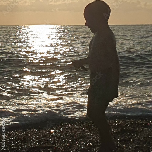 Bambino al tramonto marino