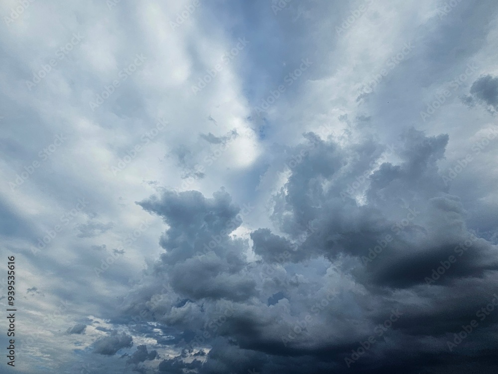 Obraz premium Dark sky before thunderstorm and dramatic black cloud before rain