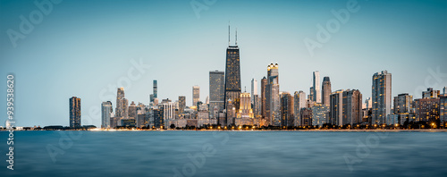 Obraz na płótnie the skyline of chicago during the blue hour w salonie