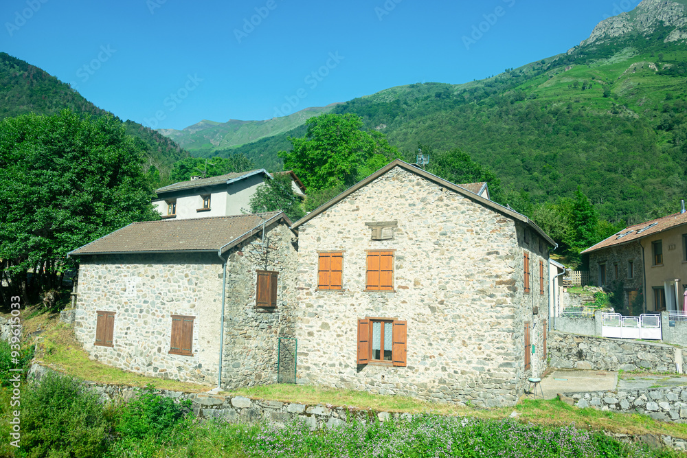 Obraz premium Traditional houses in the Pyrenees at Porté-Puymorens near the border of Spain and France.
