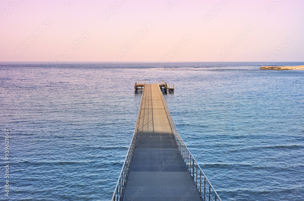 Obraz premium Empty pier at purple sunset.