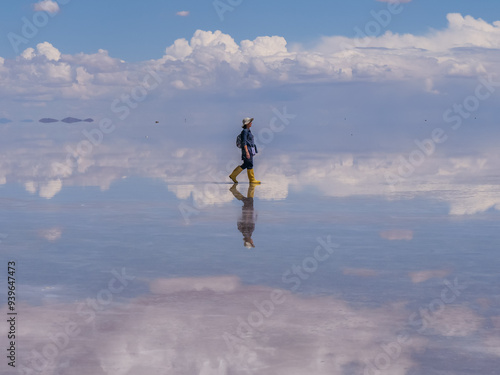 randonneuse en miroir se reflétant sur le Salar d'Uyuni en Bolivie photo