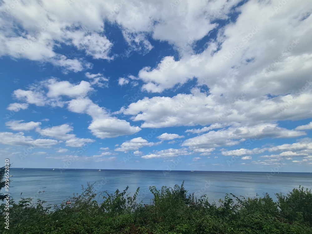 grüne Landschaft mit einem schönen, blauen Wolkenhimmel und Blick auf die Ostsee in Wilhelmshagen, Mecklenburg - Vorpommern grüne Landschaft mit einem schönen, blauen Wolkenhimmel und Blick auf die Ostsee in Wilhelmshagen, Mecklenburg - Vorpommern