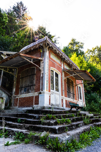 Ancienne gare du funiculaire de la Chaumière dans le parc thermal des Quinconces à Bagnères-de-Luchon, aujourd’hui laissée à l’abandon