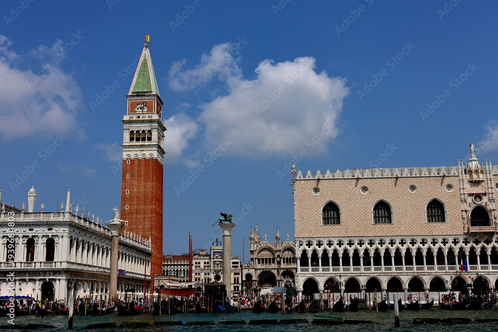 Fototapeta premium Der Markusplatz in Venedig im Sommer