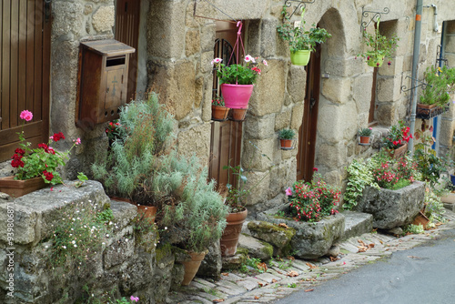 Village fleuri et ses ruelles 2 photo