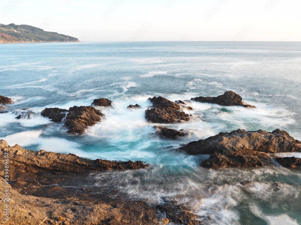 Oleaje sedoso sobre rocas en la costa del mar cantábrico