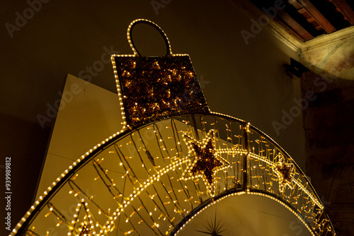 campanita grande de navidad en la calle de luz photo