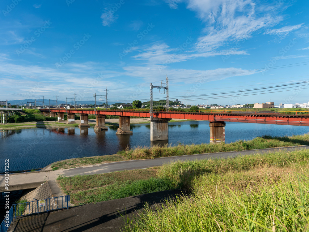 真夏の大和川と近鉄道明寺線の鉄橋 真夏の大和川と近鉄道明寺線の鉄橋